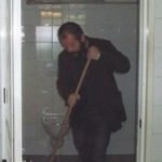 Franco Chimienti mentre si occupa della manutenzione dei bagni pubblici di Acquaviva