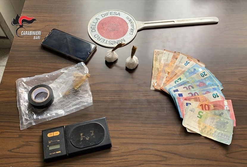 Droga e soldi ad Acquaviva, i Carabinieri bloccano coppia di pusher